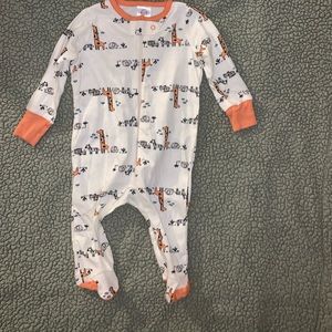 NEW WITHOUT TAGS Giraffe Footed sleeper - cute prints NEW WITHOUT TAGS
